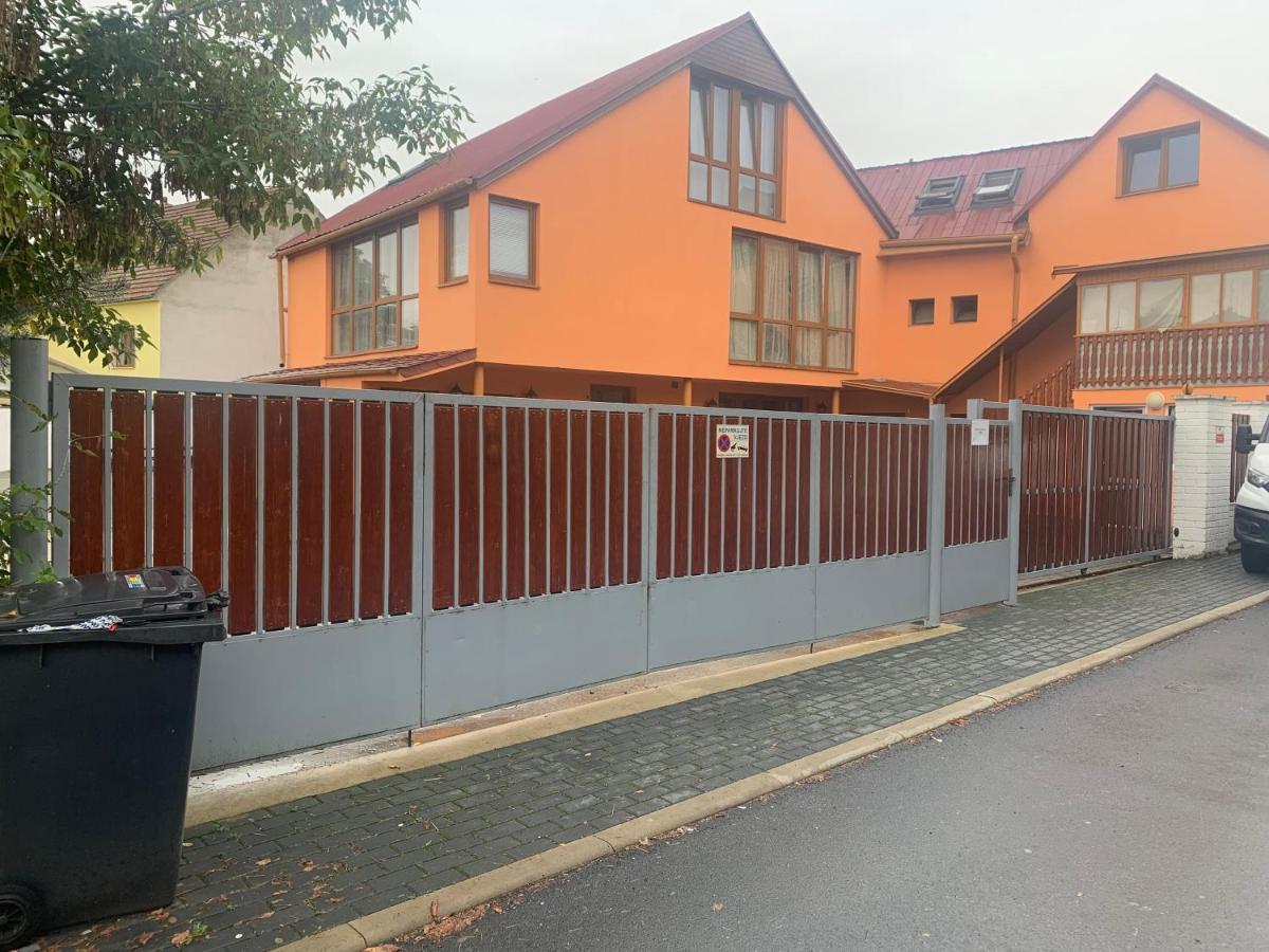 3 Apartments In 1 Location 布拉格 外观 照片